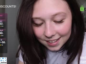 girl
        lottie_shine cam image #4177566