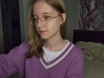 girl
        lowress cam image #6354538