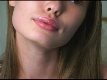 girl
        merciabenthall cam image #4773430