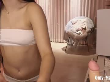 girl
        maxine_8 cam image #6952884