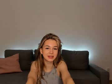 girl
        holly____ cam image #648623