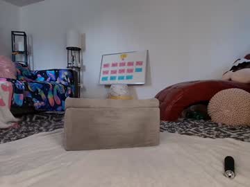 girl
        skyewatson cam image #6700456