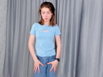 girl
        katieedgington cam image #6399344