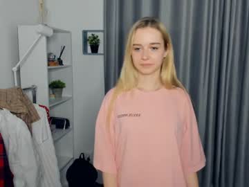 girl
        fresh_cherries cam image #2439483