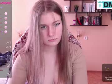 girl
        minnie_olson_ cam image #776087