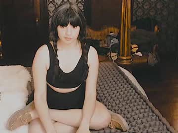 girl
        ingennui cam image #617480