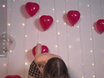 girl
        happynewdear cam image #6169424