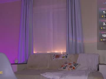 girl
        sweetkira555 cam image #4399552