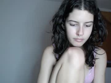 girl
        frenchava cam image #2195760