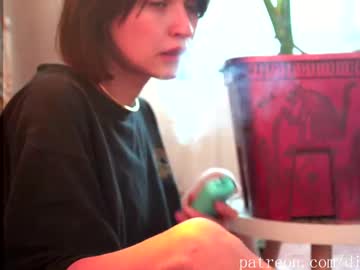 girl
        ms_dira cam image #6410125