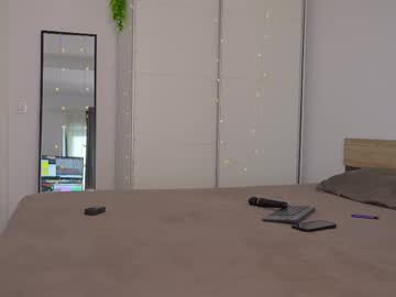 girl
        fazeyj cam image #6459387
