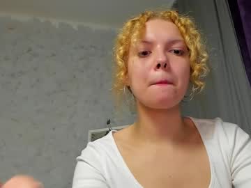 girl
        curly_suue cam image #2410532