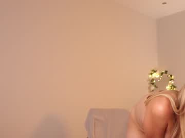 girl
        _teasecake_ cam image #2155225