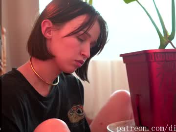 girl
        ms_dira cam image #6409841