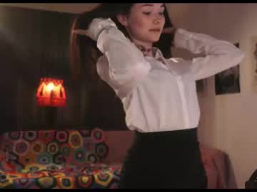 girl
        anntics_ cam image #6419531