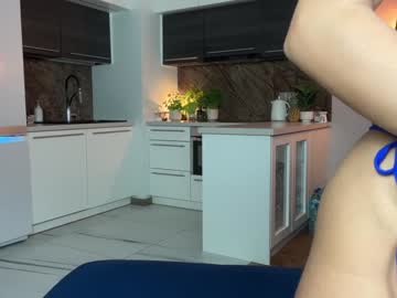 girl
        julia_rle cam image #5167940
