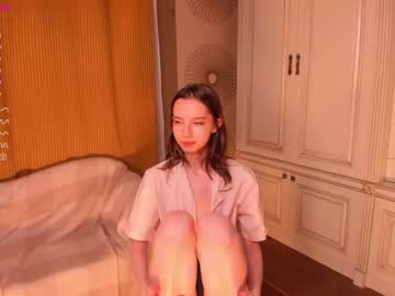 girl
        happiness_call cam image #1311207