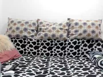 girl
        cassieandmarco cam image #2109349
