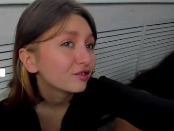 girl
        renessy_ cam image #2672757