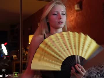 girl
        bestblondiiecb cam image #3093345