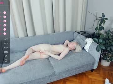 girl
        silvergloss cam image #2608334