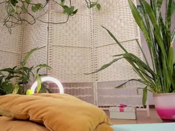 girl
        kunni_li cam image #1143554