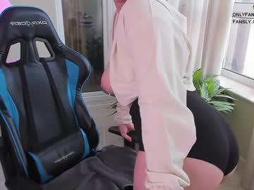 girl
        aavee cam image #4747753