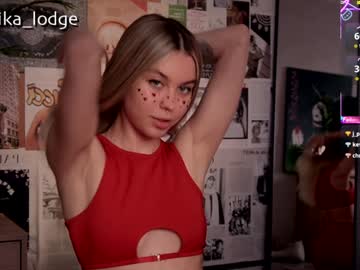 girl
        nika_lodge cam image #6741341