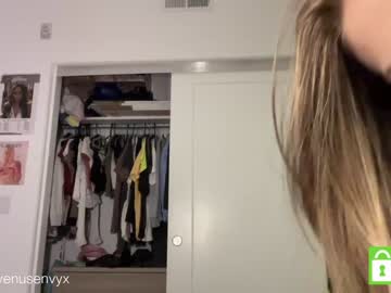 girl
        venusenvyx cam image #1442807