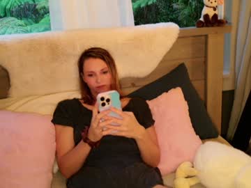 girl
        kaileeshy cam image #7025600