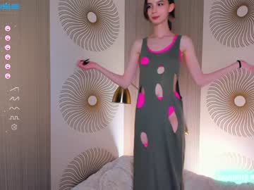 girl
        happiness_call cam image #1569575