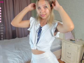 girl
        mooon_and_sun cam image #2156777