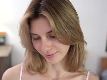 girl
        refined_style cam image #4944644