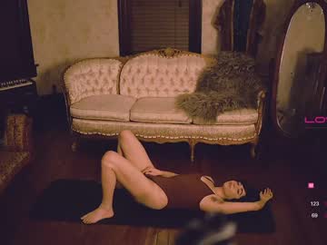 girl
        ingennui cam image #782954
