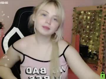 girl
        shy_blondiee cam image #990372