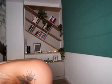girl
        laurabae_ cam image #472046