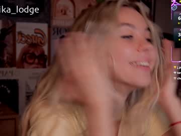 girl
        nika_lodge cam image #6677428