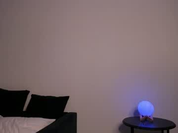 girl
        emilybatee cam image #1059751