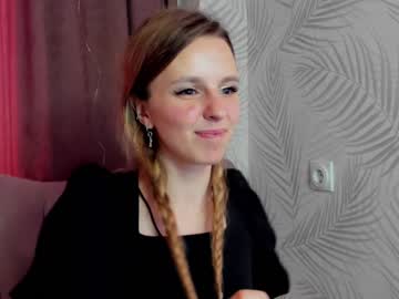 girl
        mila_way cam image #890081