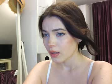 girl
        kr1stinarrow cam image #2187429
