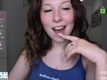 girl
        lottie_shine cam image #4285420