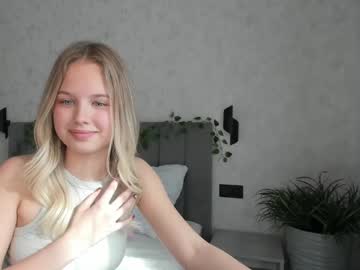 girl
        tenderness_18 cam image #6790426