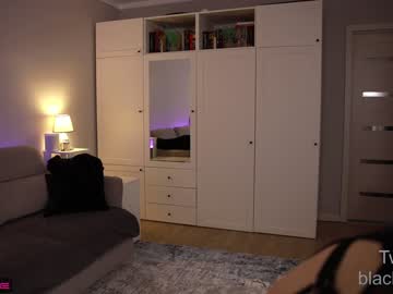 girl
        _blackbee_ cam image #292635