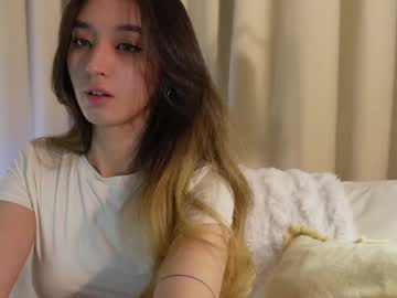girl
        sarasuo cam image #5972300