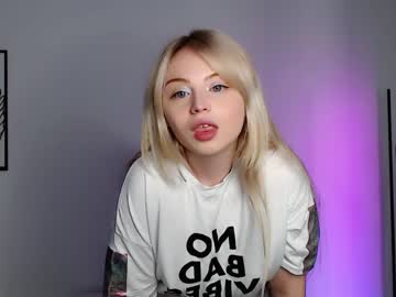 girl
        shy_blondiee cam image #917005