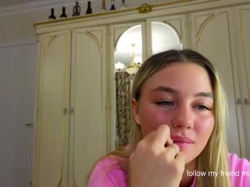 girl
        lilly_mattsson cam image #2404035