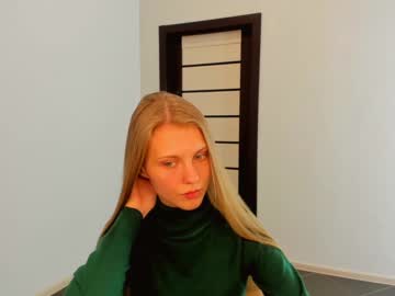 girl
        phoebepaw cam image #4736526