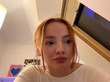 girl
        scarletfox77_ cam image #5616120