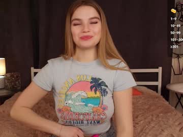 girl
        janetjennings cam image #5977010