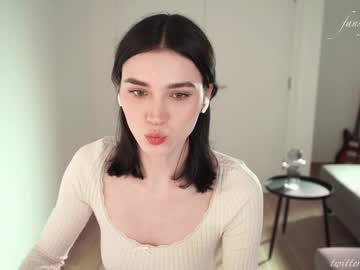 girl
        luna_ai cam image #6915639